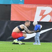 Daniel Bîrligea i-a dat tricoul unui copil, după FCSB - U Cluj, foto: Cristi Preda