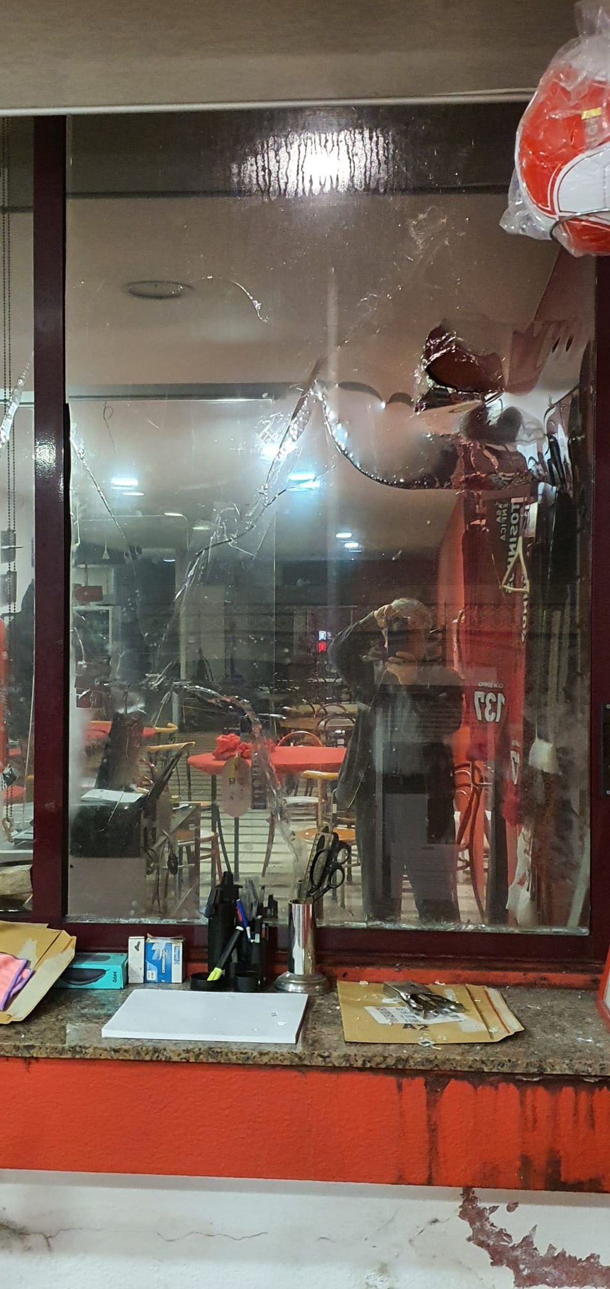 Teroare în noapte » Huliganii au luat cu asalt sediile clubului