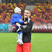 Daniel Bîrligea i-a dat tricoul unui copil, după FCSB - U Cluj, foto: Cristi Preda