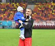Daniel Bîrligea i-a dat tricoul unui copil, după FCSB - U Cluj, foto: Cristi Preda