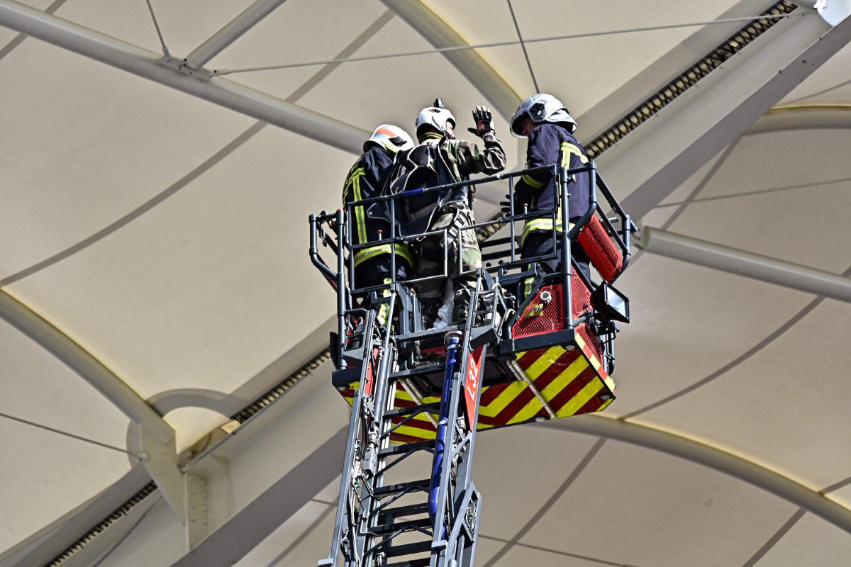 Scene uluitoare: parașutistul a rămas atârnat de acoperișul stadionului din Franța! Meciul a fost întârziat