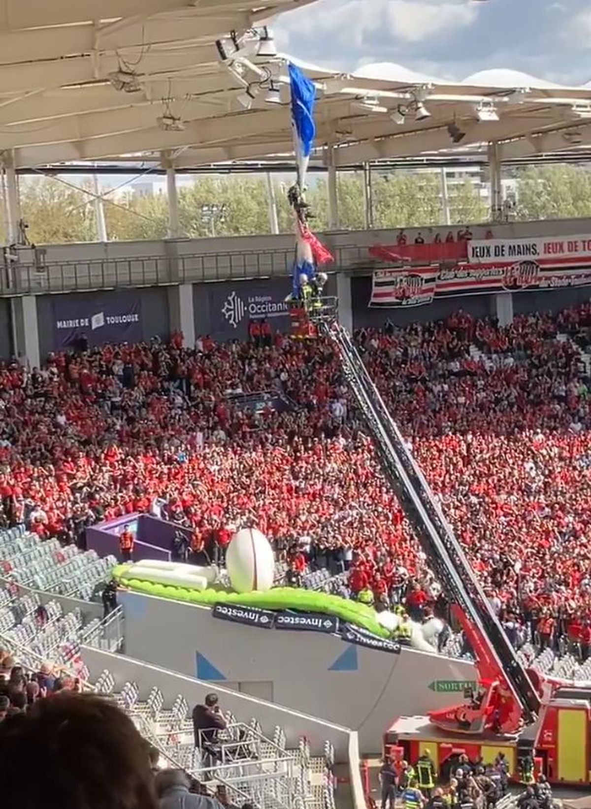 Scene uluitoare: parașutistul a rămas atârnat de acoperișul stadionului din Franța! Meciul a fost întârziat