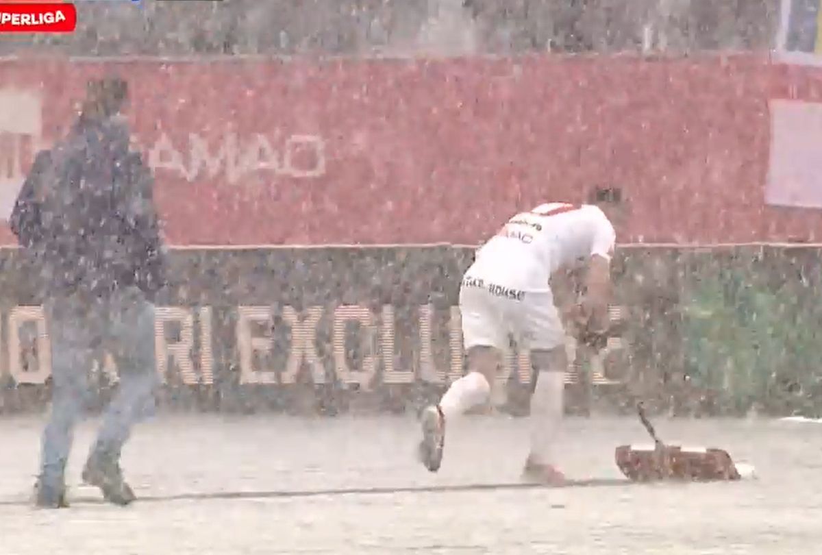 Imaginile lunii în Superliga » Jucătorul i-a luat lopata din mână și a început să sprinteze