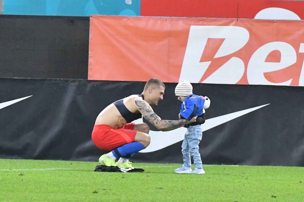Daniel Bîrligea i-a dat tricoul unui copil, după FCSB - U Cluj, foto: Cristi Preda