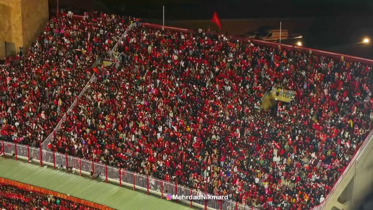 Ce nebunie! Imagini fabuloase cu peste 60.000 de oameni pe stadion în Iran