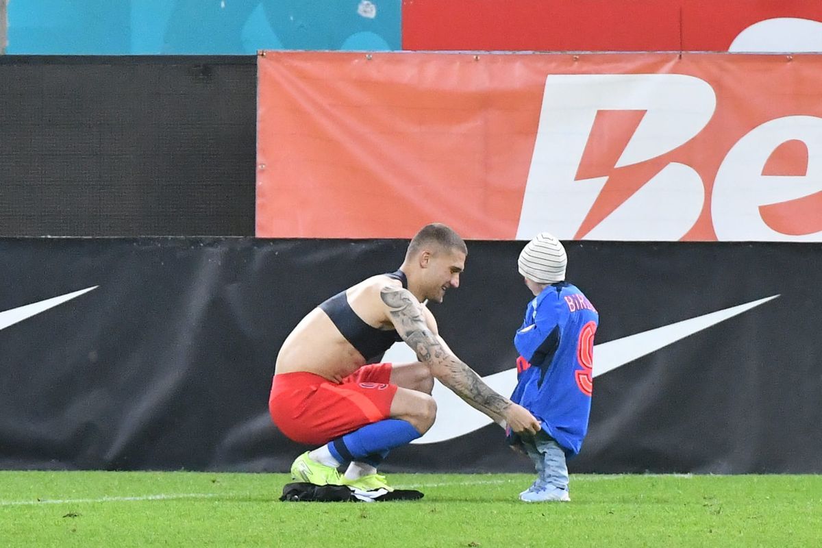 Daniel Bîrligea i-a dat tricoul unui copil, după FCSB - U Cluj, foto: Cristi Preda