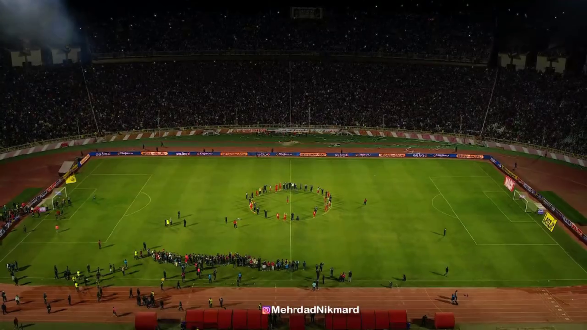 Ce nebunie! Imagini fabuloase cu peste 60.000 de oameni pe stadion în Iran