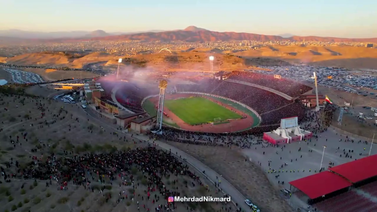 Ce nebunie! Imagini fabuloase cu peste 60.000 de oameni pe stadion în Iran