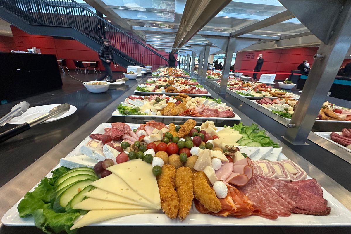 Cum arată zona VIP înainte de Rapid - Dinamo » Meniul primit de fanii care au plătit 250 de lei