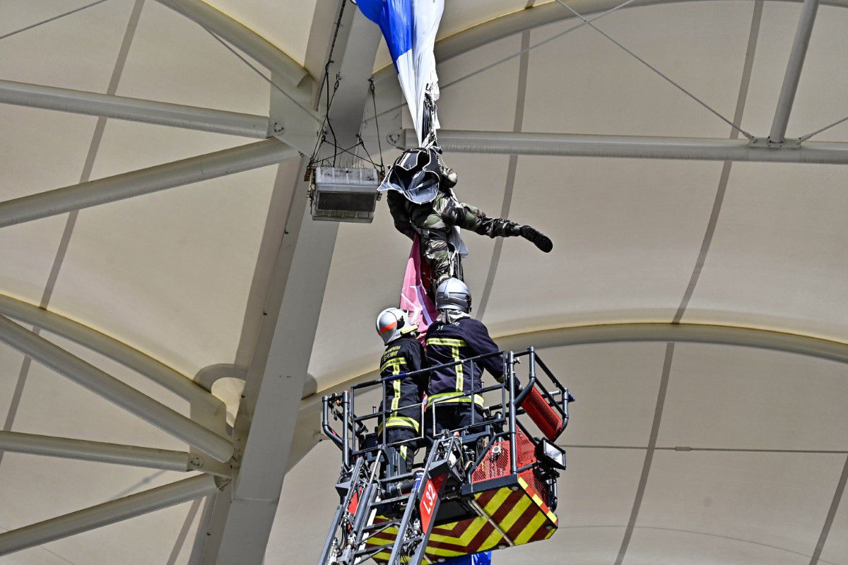 Scene uluitoare: parașutistul a rămas atârnat de acoperișul stadionului din Franța! Meciul a fost întârziat