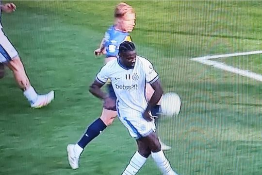 Lovește Marcus Thuram balonul cu mâna? / Foto: captură