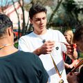 David Popovici în mijlocul adolescenților, oferindu-le medalii