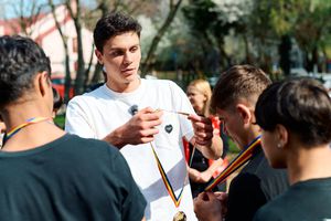 David Popovici se implică din nou într-o strângere de fonduri, de data aceasta pentru 12 adolescenți care cresc într-o casă familială construită de Fundația Hope and Homes for Children