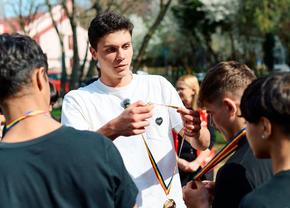 David Popovici se implică din nou într-o strângere de fonduri » Beneficiari, 12 adolescenți dintr-o casă familială a Fundației Hope and Homes for Children