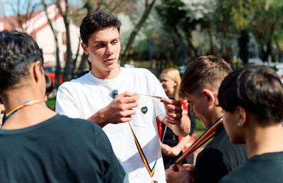 David Popovici se implică din nou într-o strângere de fonduri » Beneficiari, 12 adolescenți dintr-o casă familială a Fundației Hope and Homes for Children