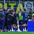 Jucătorii lui Cristi Chivu celebrează un gol în meciul cu AS Roma (5-2) / Foto: Imago