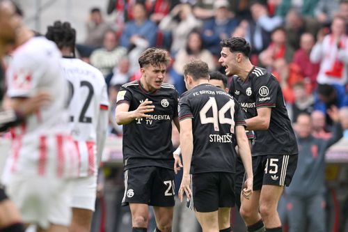 Josip Stanisic se bucură împreună cu Tom Bischof și Aleksandar Pavlovic după marcarea unui gol / Foto: Imago