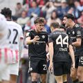 Josip Stanisic se bucură împreună cu Tom Bischof și Aleksandar Pavlovic după marcarea unui gol / Foto: Imago