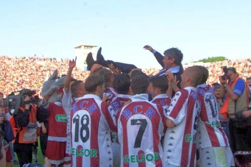 Mircea Lucescu, purtat pe brațe de fotbaliștii campioanei Rapid