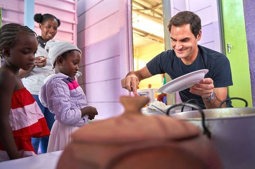Roger Federer într-un moment de atenție și empatie cu copiii din Africa