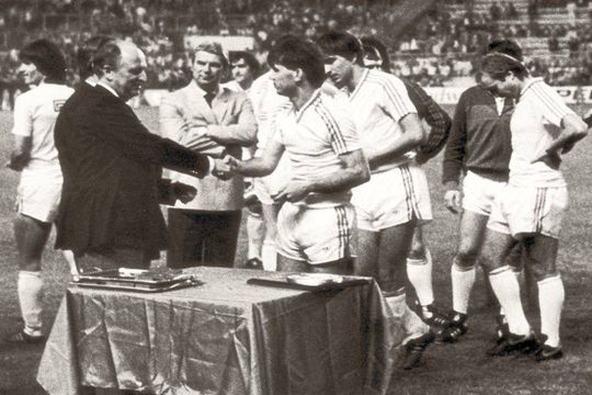 Anghel Iordănescu, în momentul premierii la Sevilla // sursă foto: Arhiva GSP