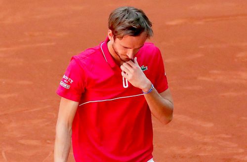 Rusul Daniil Medvedev (3 ATP) a avut un schimb acid de replici cu fanii de la Madrid, în timpul meciului pierdut în fața lui Cristian Garin (25 ATP), scor 4-6, 7-6(2), 1-6.