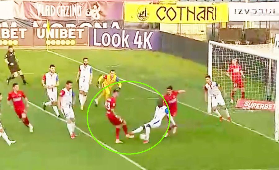 Meleke, atac cu talpa asupra lui Ovidiu Popescu / FOTO: Captură @Digi Sport 1 Croiți să facă penalty-uri în debut de meci » Două momente greu de explicat în Botoșani - FCSB