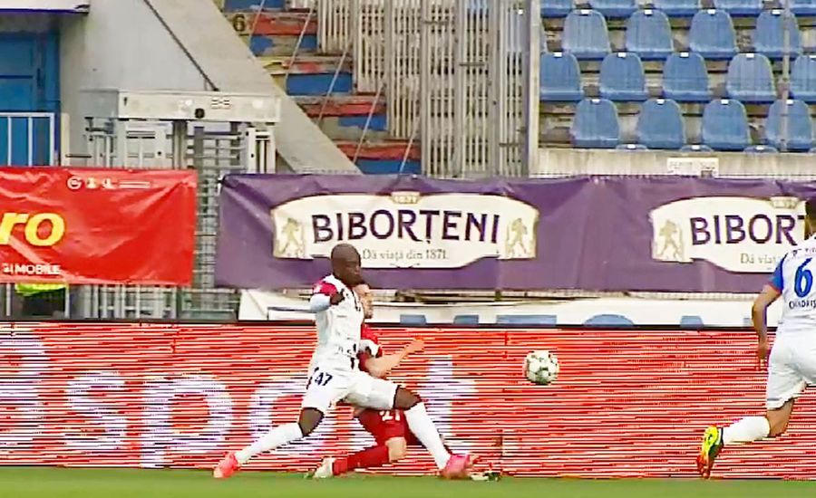 Braun îl doboară pe Olaru în careu / FOTO: Captură @Digi Sport 1 Croiți să facă penalty-uri în debut de meci » Două momente greu de explicat în Botoșani - FCSB