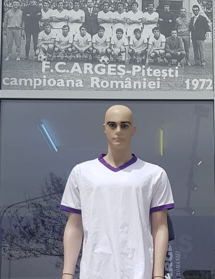 Echipamentul retro al piteștenilor / Sursă foto: Facebook@ FC Argeș FC Argeș își schimbă echipamentul pentru meciul cu CFR Cluj » Surpriza pregătită fanilor, într-o zi istorică