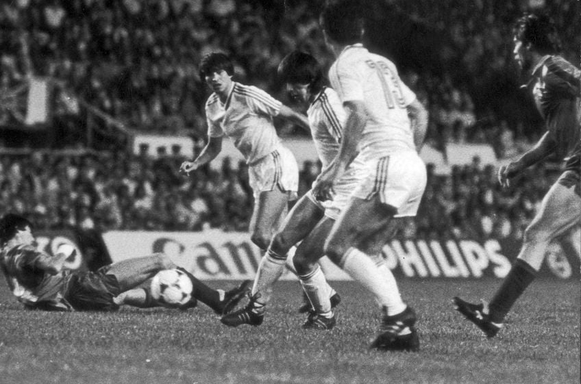 Imagine sugestivă a finalei: Pițurcă, Lăcătuș și Iordănescu (nr. 13) pasând în atac, în fața unei echipe a Barcelonei care a fost surclasată tot meciul la capitolul posesie