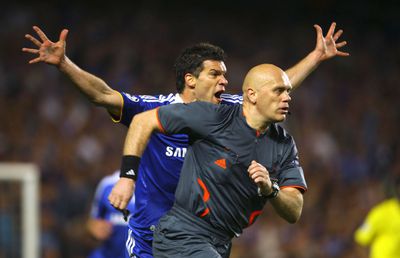 13 ani de la Chelsea - Barcelona 1-1, considerat de mulți „cel mai mare furt din istorie” » Henning Obrevo, arbitrul partidei, își recunoaște greșelile: „Ar fi trebuit să se acorde un penalty”