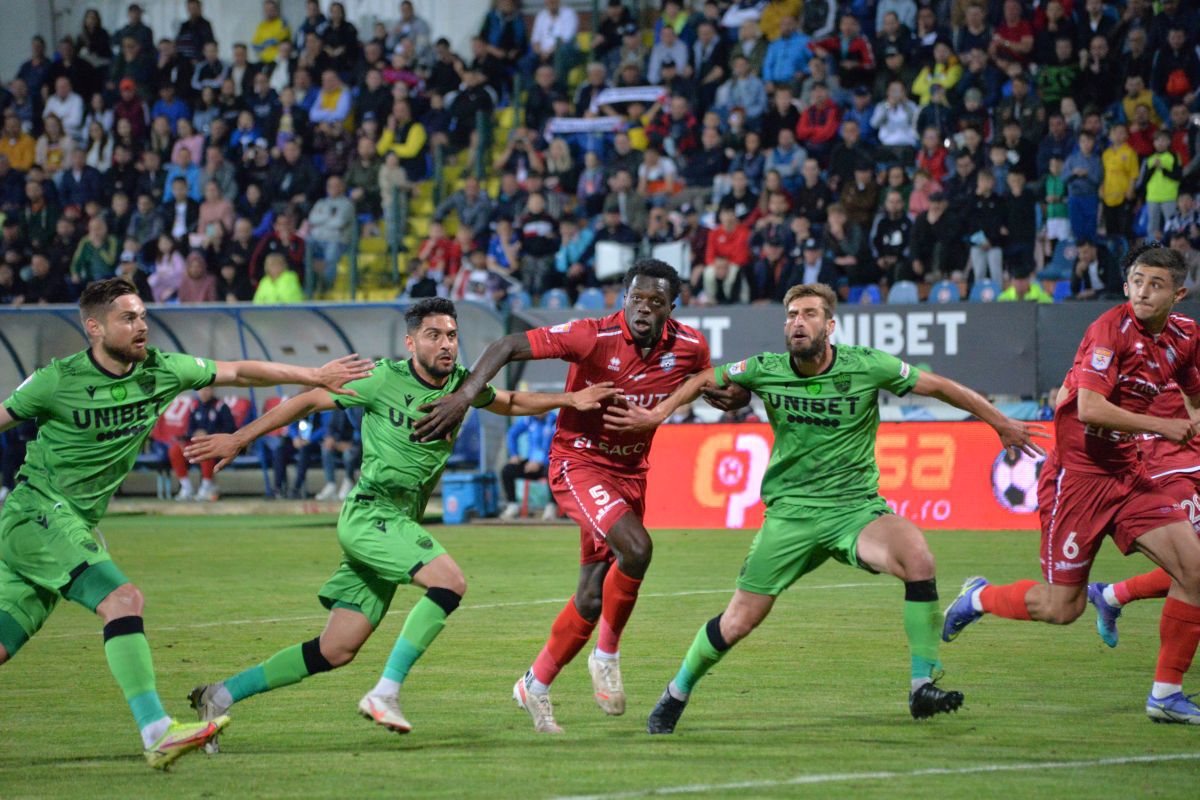 Potecă spre baraj! În inferioritate numerică, Dinamo câștigă thrillerul cu 5 goluri de la Botoșani