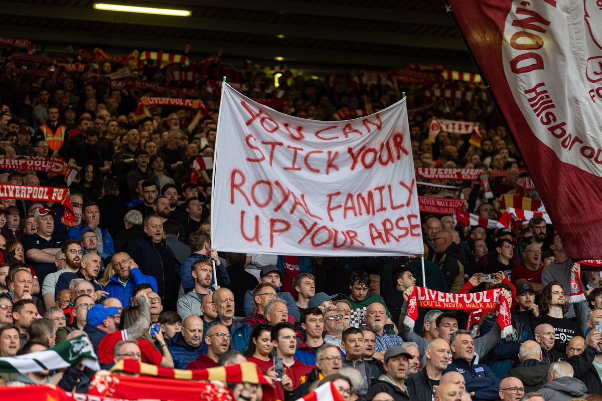 Fanii lui Liverpool, protest împotriva Regelui Charles