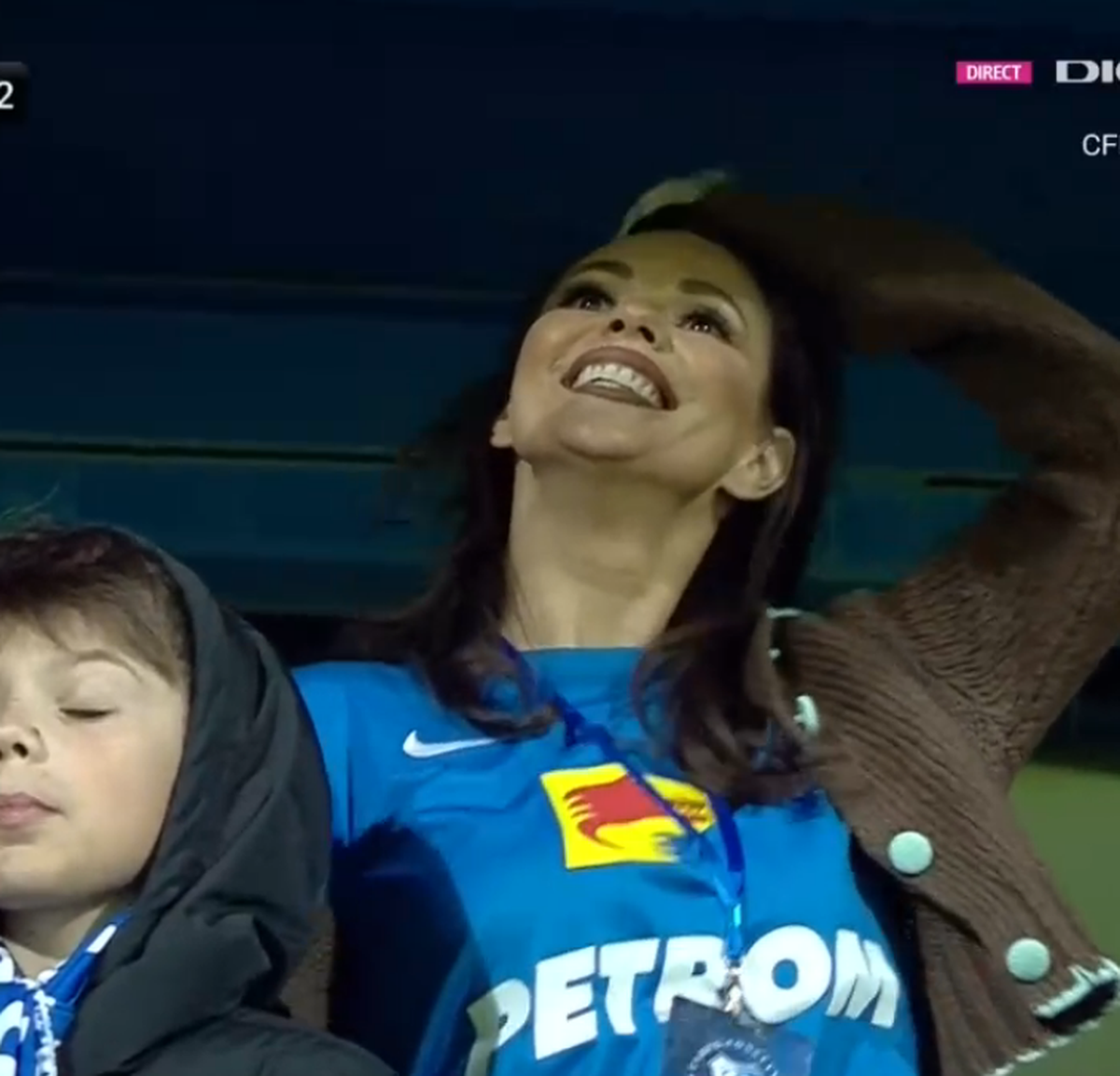 Cea mai sexy fană a Farului a făcut spectacol la meciul cu Rapid » S-a dezlănțuit în tribune, apoi a postat un mesaj ironic: „Nu plânge!”