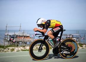 Evenepoel a dat lovitura în prima etapă a Turului Italiei