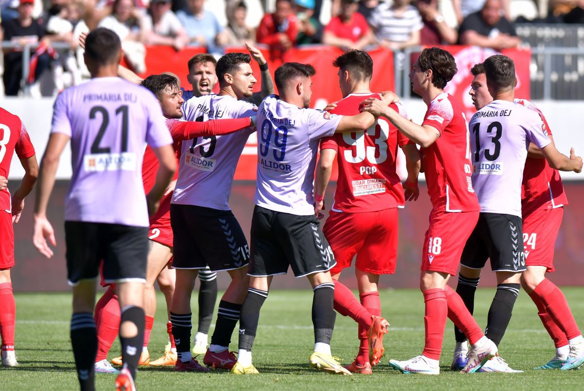 Scandal în toată regula la meciul lui Dinamo: „secundul” lui Burcă, gest huliganic + fanii dinamoviști au aruncat cu mai multe obiecte în oaspeți