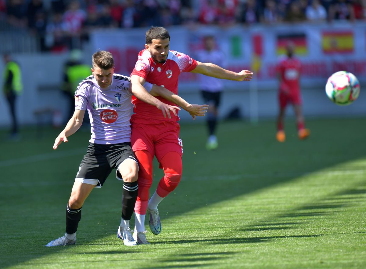 Scandal în toată regula la meciul lui Dinamo: „secundul” lui Burcă, gest huliganic + fanii dinamoviști au aruncat cu mai multe obiecte în oaspeți