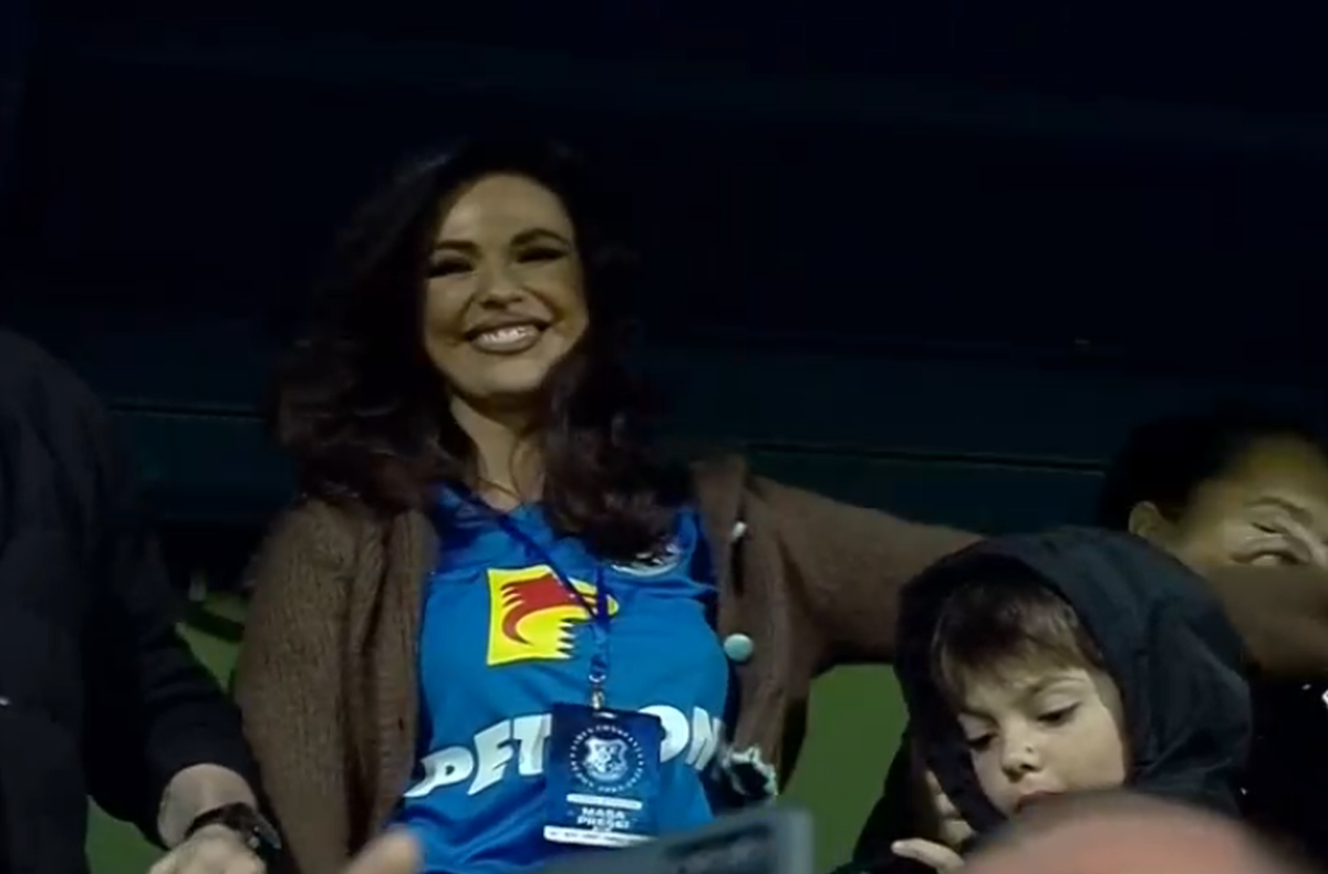 Cea mai sexy fană a Farului a făcut spectacol la meciul cu Rapid » S-a dezlănțuit în tribune, apoi a postat un mesaj ironic: „Nu plânge!”