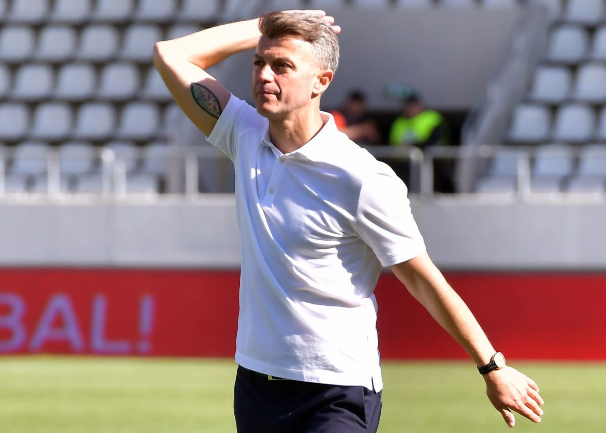 Scandal în toată regula la meciul lui Dinamo: „secundul” lui Burcă, gest huliganic + fanii dinamoviști au aruncat cu mai multe obiecte în oaspeți