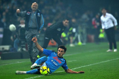 Suporterii lui Napoli au scos la vânzare brazde de gazon de pe stadionul din Udine, la 700 de euro bucata! (foto: Guliver/Getty Images)