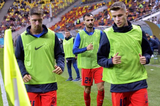 Boban Nikolov, în spate, numărul 24 de la FCSB // foto: Imago Images