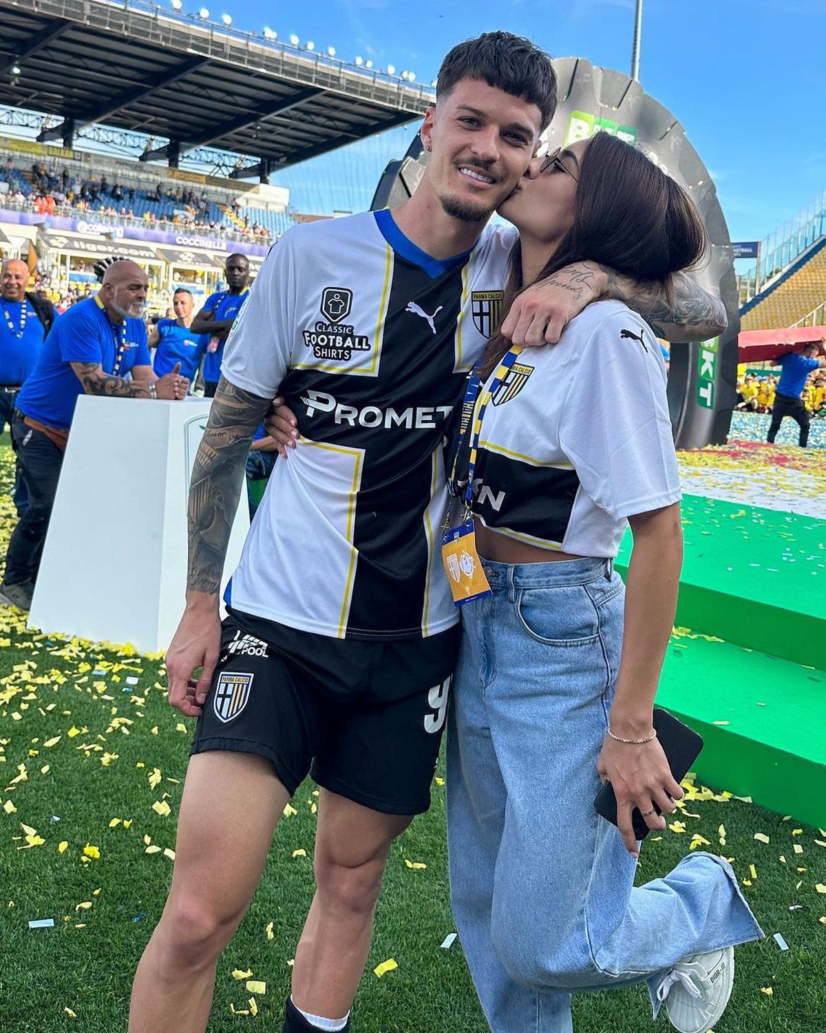 Iubitele lui Man și Moldovan au atras toate privirile înainte de România - Liechtenstein » Cum au apărut îmbrăcate