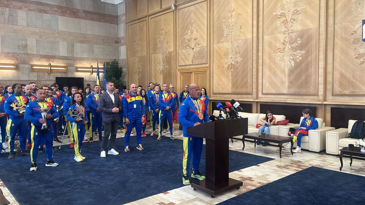 Românii campioni ai Europei la culturism și fitness au fost primiți în Salonul Oficial de la Otopeni » Veteranul lotului, Vasile Șerban, a explicat cum se motivează la 74 de ani
