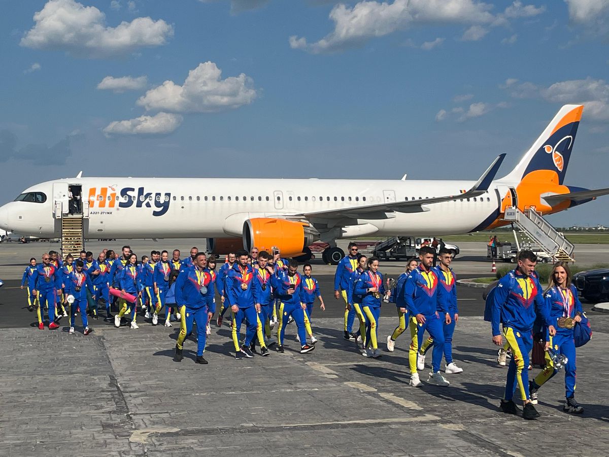 Românii campioni ai Europei la culturism și fitness au fost primiți în Salonul Oficial de la Otopeni » Veteranul lotului, Vasile Șerban, a explicat cum se motivează la 74 de ani