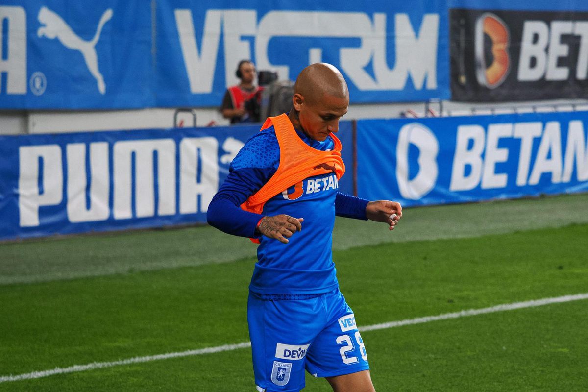 Faza trecută cu vederea în minutul 81 din Craiova - FCSB » Moment tensionat între „frații” Mitriță și Băluță! I-a râs în față