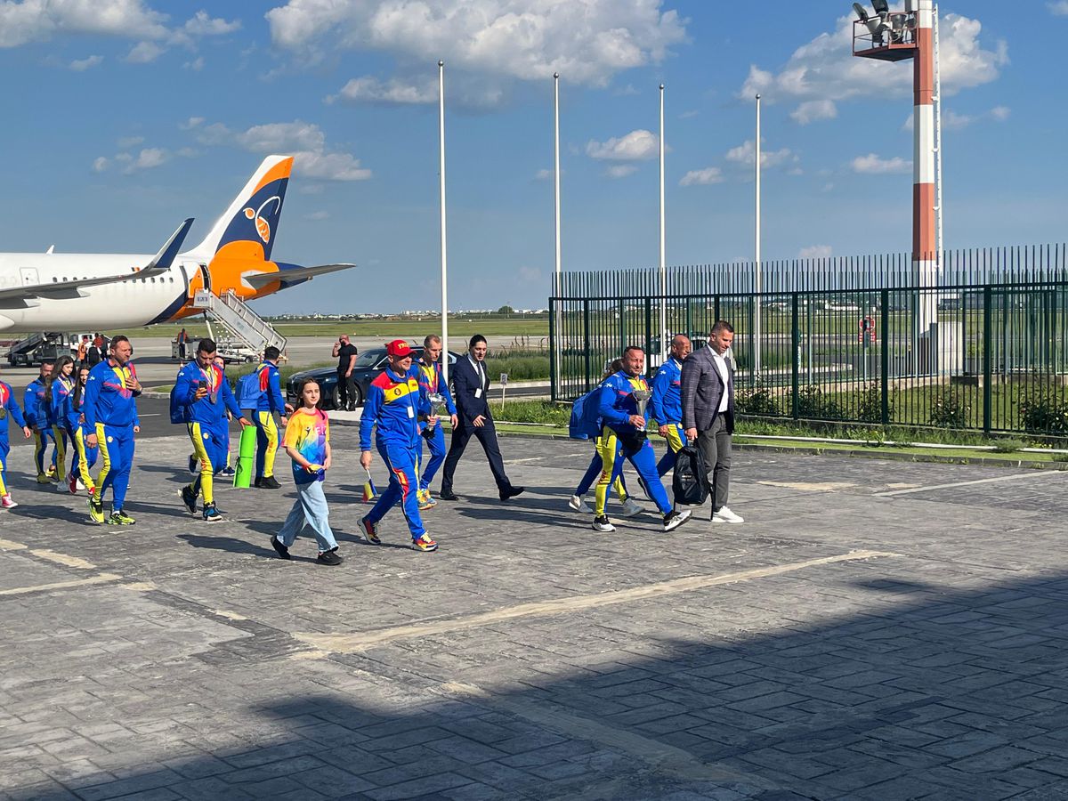 Românii campioni ai Europei la culturism și fitness au fost primiți în Salonul Oficial de la Otopeni » Veteranul lotului, Vasile Șerban, a explicat cum se motivează la 74 de ani