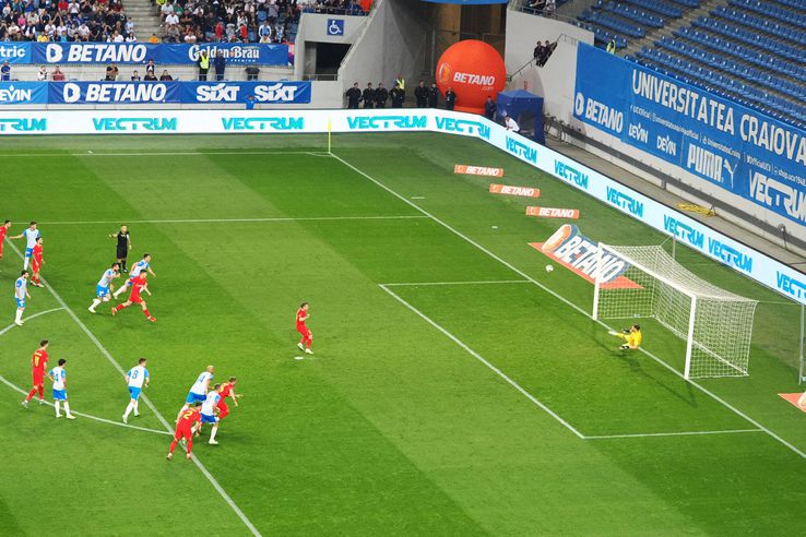 Penalty ratat de Olaru în Craiova - FCSB/ FOTO Ionuț Iordache (GSP)