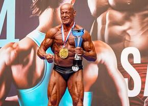 Românii campioni ai Europei la culturism și fitness au fost primiți în Salonul Oficial de la Otopeni » Veteranul lotului, Vasile Șerban, a explicat cum se motivează la 74 de ani
