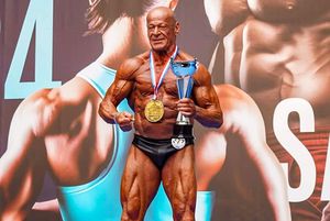 Românii campioni ai Europei la culturism și fitness au fost primiți în Salonul Oficial de la Otopeni » Veteranul lotului, Vasile Șerban, a explicat cum se motivează la 74 de ani