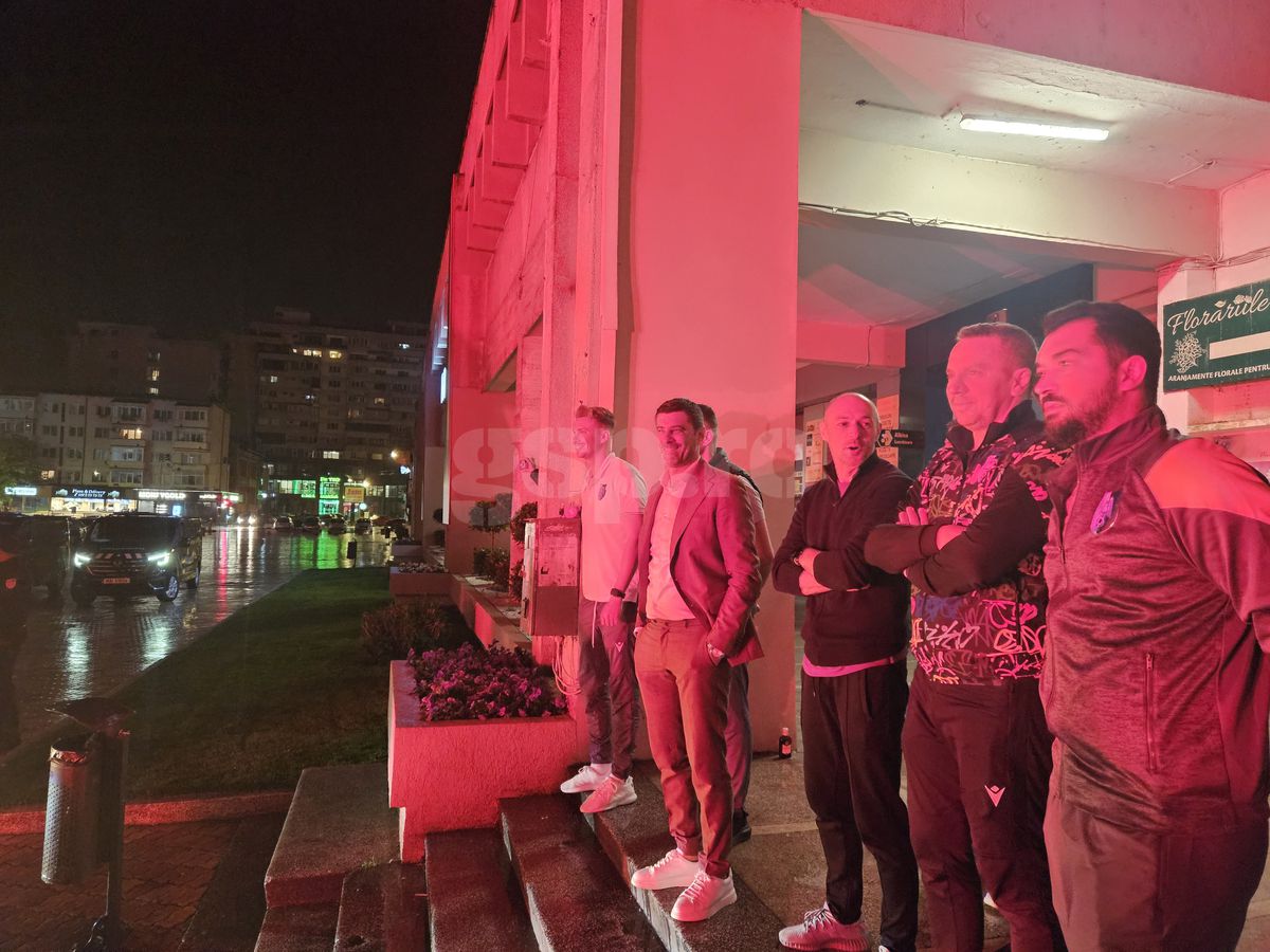 Nebunie la Pitești: au sărbătorit promovarea în ploaie, cu zeci de torțe!